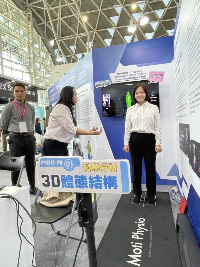 高市議員湯詠瑜體驗3D AI體態檢測，3分鐘即可獲得肌肉及骨骼健康資訊。（圖片來源：高雄市運動發展局提供）