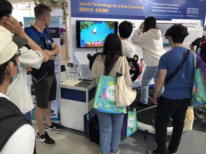 義守大學印尼及泰國外籍學生體驗互動式核心訓練器，各個躍躍欲試。（圖片來源：高雄市運動發展局提供）