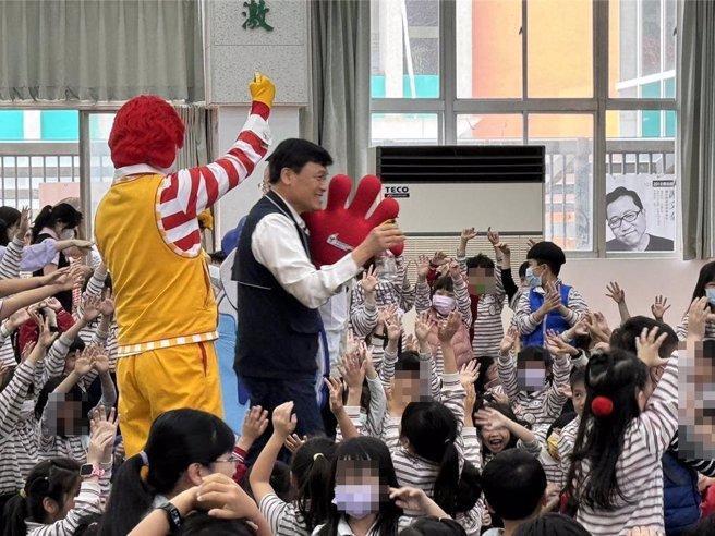 为进行肠病毒防治，中市卫生局携手麦当劳叔叔之家慈善基金会22日上午于中教大附设实验小学宣导正确洗手观念，多位嘉宾担任洗手大使们轮番拿出喷雾器、泡泡机，学童玩的不亦乐乎。（潘虹恩摄）