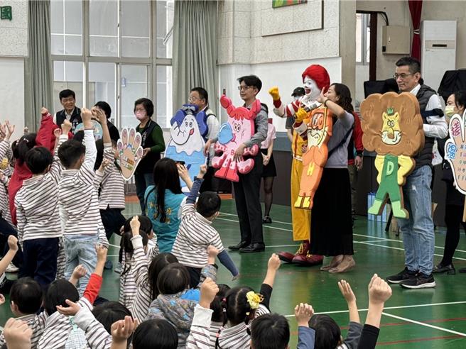春、夏季是肠病毒流行旺季，台中市卫生局携手麦当劳叔叔之家慈善基金会，22日上午于中教大附设实验小学宣导正确洗手观念。（潘虹恩摄）