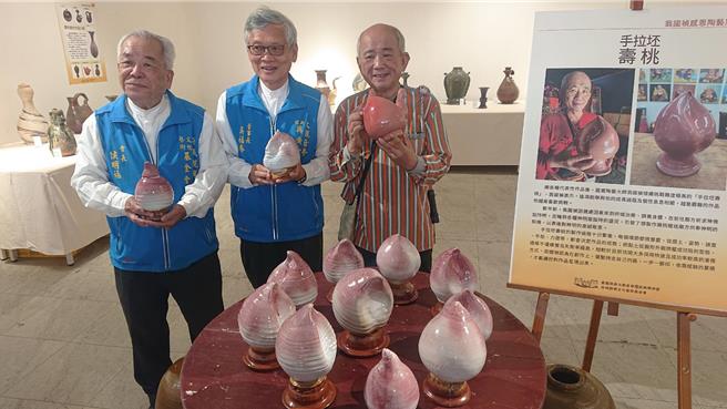 台南市祀典兴济宫22日举办翁国祯陶艺展，翁国祯（右）拿出特别的寿桃拉坏展示。（程炳璋摄）