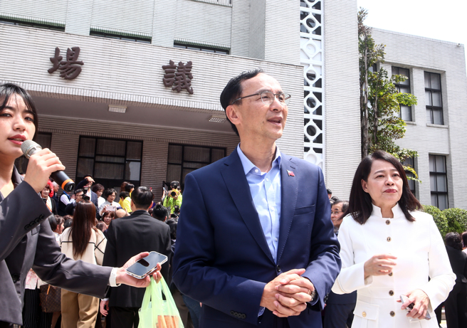 國民黨全國婦女團體領袖22日到立法院參訪，國民黨主席朱立倫（前）也受邀出席，會後接受媒體聯訪，對於陳重文遭羈押一事指出，一切依照相關黨紀來處理，司法最重要勿枉勿縱，希望根據證據說話，尊重司法。（鄧博仁攝）