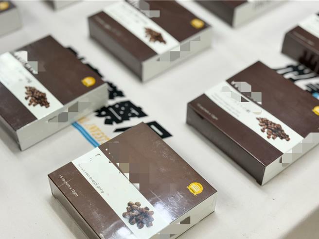 高雄1名49岁的张姓男子，涉嫌向马来西亚网友买入含有第四级毒品西布曲明的咖啡冲泡包。（翻摄照片／洪靖宜高雄传真）