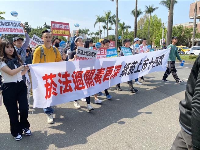 加热菸持未上市，民眾不满只能卖昂贵水货。（陈鸿伟翻摄）