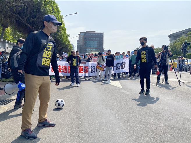 上千民眾前往凯道，抗议菸防法成效不彰。（陈鸿伟翻摄）