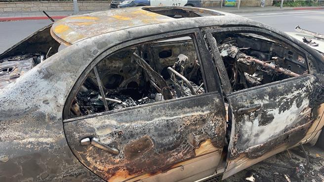 南港惊传火烧车事件，火势吞噬整辆车烧得仅剩骨架。（翻摄照片／林郁平台北传真）