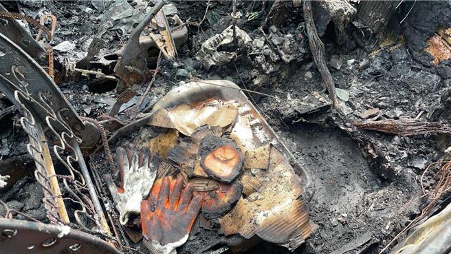 南港惊传火烧车事件，火势吞噬整辆车烧得仅剩骨架。（翻摄照片／林郁平台北传真）