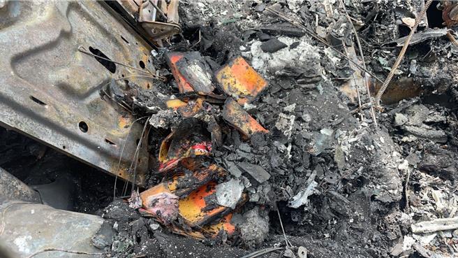 南港惊传火烧车事件，火势吞噬整辆车烧得仅剩骨架。（翻摄照片／林郁平台北传真）