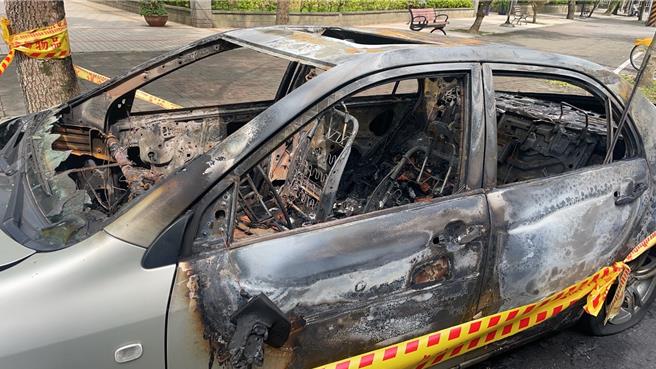 南港惊传火烧车事件，火势吞噬整辆车烧得仅剩骨架。（翻摄照片／林郁平台北传真）