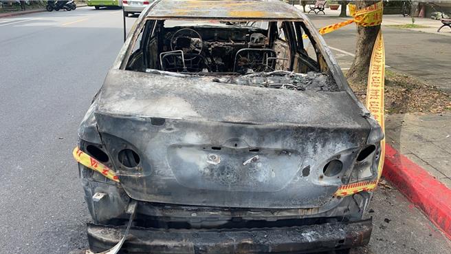 南港惊传火烧车事件，火势吞噬整辆车烧得仅剩骨架。（翻摄照片／林郁平台北传真）