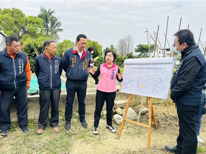 台中大雅區員林里、雅楓里塔連溝中下游部分區段僅為土堤護岸，立委楊瓊瓔22日現勘。（陳淑娥攝）