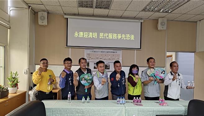 永康區公所舉辦民代清明節納骨塔茶水攤位抽籤，以示公平。(永康區公所提供／曹婷婷台南傳真)