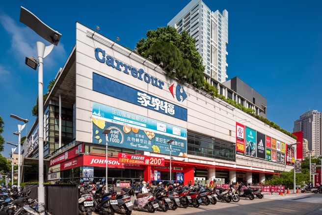 「雲頂」周圍生活機能優異，包含家樂福、超市、全聯等，滿足購物採買需求。（業者提供）