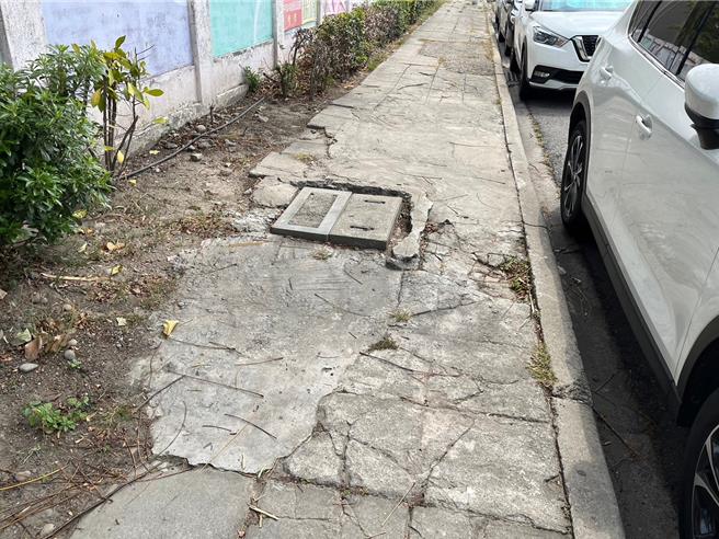 大甲華龍國小旁人行道狹窄、崎嶇且破損，為改善人行道現況，中央地方合作編列預算總經費2200萬，27日將動工，預計2024年底完工。（讀者提供／張妍溱台中傳真）