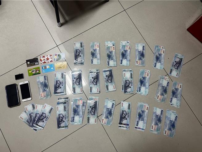 警方共查獲現金32萬多元及提款卡等贓證物。（翻攝照片／林郁平台北傳真）