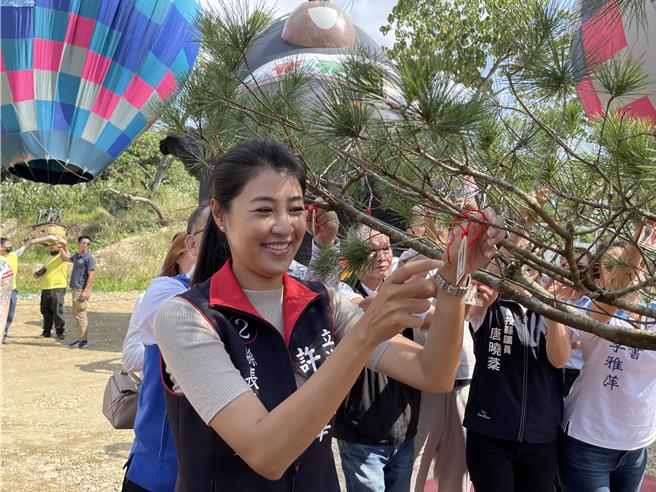 南投县政府斥资5.22亿元在草屯镇打造「九九峰氦气球乐园」，县府邀民航局、军方等开会，陆军航空第602旅初步同意开放空域。（杨静茹摄）