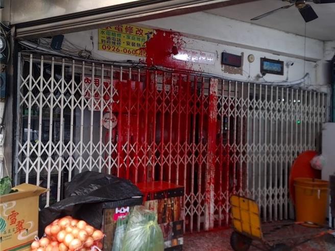 桃园中坜志广路上一间小吃店近日遭人泼漆，警方通知2名嫌犯到案说明并函送侦办。（翻摄照片／蔡明亘桃园传真）