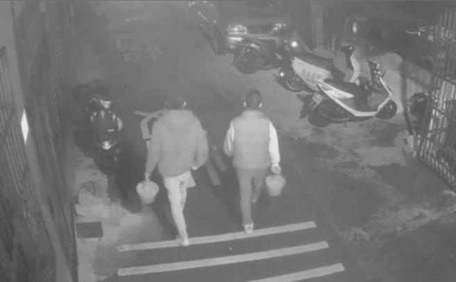 桃园中坜志广路上一间小吃店近日遭人泼漆，2名嫌犯通通被监视器拍下。（翻摄照片／蔡明亘桃园传真）