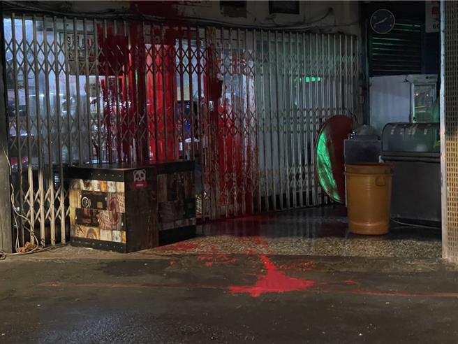 桃园中坜志广路上一间小吃店近日遭人泼漆，警方通知2名嫌犯到案说明并函送侦办。（翻摄照片／蔡明亘桃园传真）