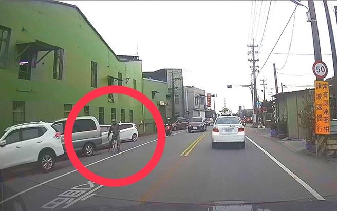 桃園觀音一名88歲老翁21日下午出門，持拐杖騎單車不慎絆倒自摔。（翻攝照片／蔡明亘桃園傳真）