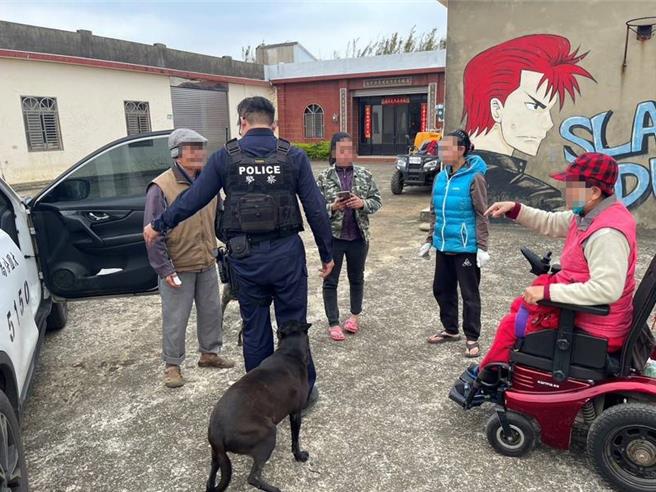 桃園觀音一名88歲老翁21日騎單車持拐杖不慎絆倒自摔，警方協助平安送返家。（翻攝照片／蔡明亘桃園傳真）