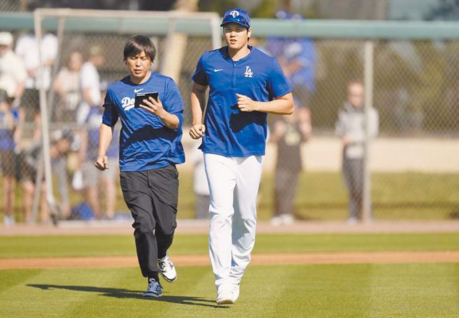 水原一平(左)喜欢赌两把，似乎从他大学毕业后的工作经歷，有迹可循。（美联社）