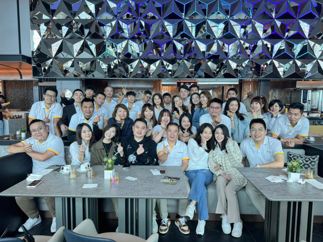 周佳纬(前排左4)与陈明勇(前排左5)成立的永义房屋A7重划未来加盟店，开幕一年多的时间已创造逾7000万元的业绩。图片来源：永庆房产集团