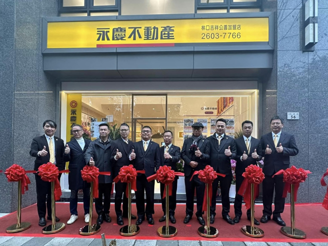 黄俊硕(左4)带店绩效亮眼，进而成功创业，打造更宽广的事业舞台。图片来源：永庆房产集团
