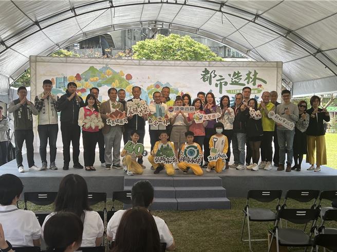 新北市府与企业合作在校园植树，今在文圣国小举行「都市造林-净零永续」活动。（王扬杰摄）