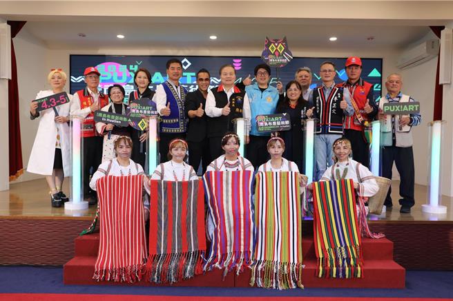 花莲布是艺术节4月3日三天，在东大门夜市草坪举行，今天副县长顏新章、市长魏嘉彦与多位议员、创作者一起欢迎各界到访。（花莲县政府提供／王志伟花莲传真）