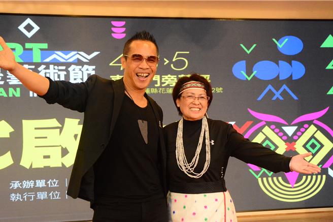 旅英原住民艺术家优席夫（左）、传艺织家胡秀兰（右）说将传统创作转变艺术，请大家拭目以待。（王志伟摄）