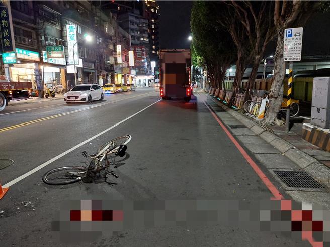 貨運曳引車右轉疑似未禮讓直行自行車，雙方碰撞後騎士倒地。（三重警分局提供／張鎧乙新北傳真）