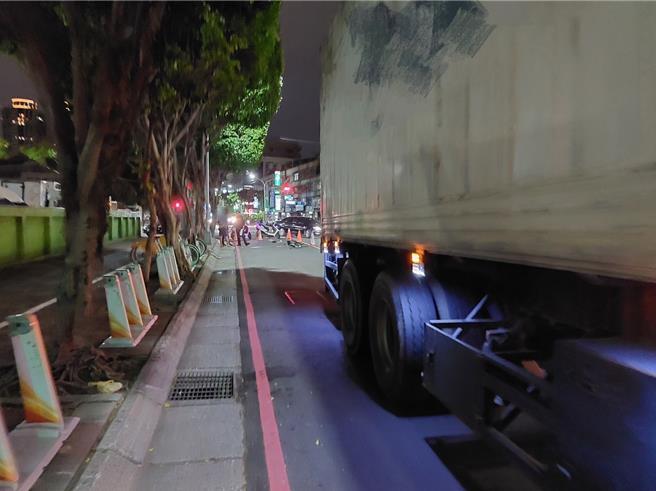 貨運曳引車右轉疑似未禮讓直行自行車，雙方碰撞後騎士倒地。（三重警分局提供／張鎧乙新北傳真）