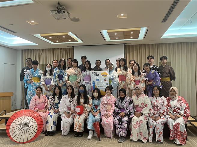 中原大學國際處舉辦境外生浴衣體驗活動，在多元活動陶冶下，讓學生認識異國文化。（中原大學提供／蔡明亘桃園傳真）