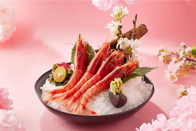 4月底前，到「艺奇」出示指定画面并消费任两客套餐，就招待「胭脂虾刺身」一份。（王品集团提供／朱世凯台北传真）