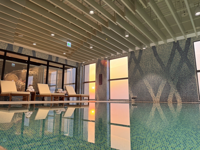 .嘉義福容voco泳池夕陽照。(嘉義福容voco提供)