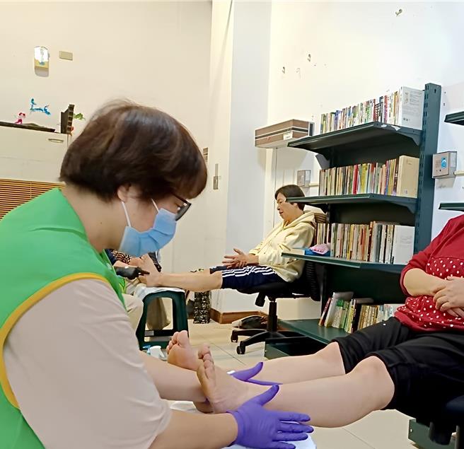 「習得熟齡足療隊」正式成軍，將陸續與企業合作，為中高齡成員創造工作機會。（芥菜種會提供／林良齊台北傳真）