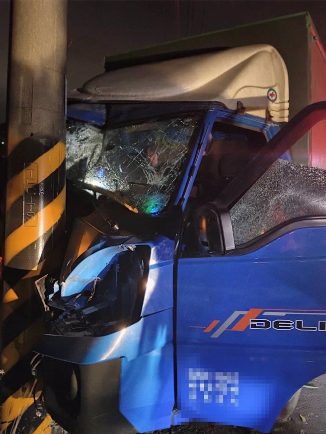 屏东53岁翁男21日晚间行经新园乡妈祖路段时，因闪躲突然衝出来的野狗而自撞电线杆，坐在副驾的王女受困车内痛得不断哀嚎，所幸新园消防分队及时赶赴现场救援，成功协助伤患脱困就医。（屏东消防局提供／谢佳潾屏东传真） 	