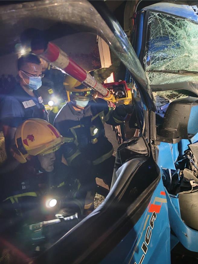 屏东53岁翁男21日晚间行经新园乡妈祖路段时，因闪躲突然衝出来的野狗而自撞电线杆，坐在副驾的王女受困车内痛得不断哀嚎，所幸新园消防分队及时赶赴现场救援，成功协助伤患脱困就医。（屏东消防局提供／谢佳潾屏东传真） 	