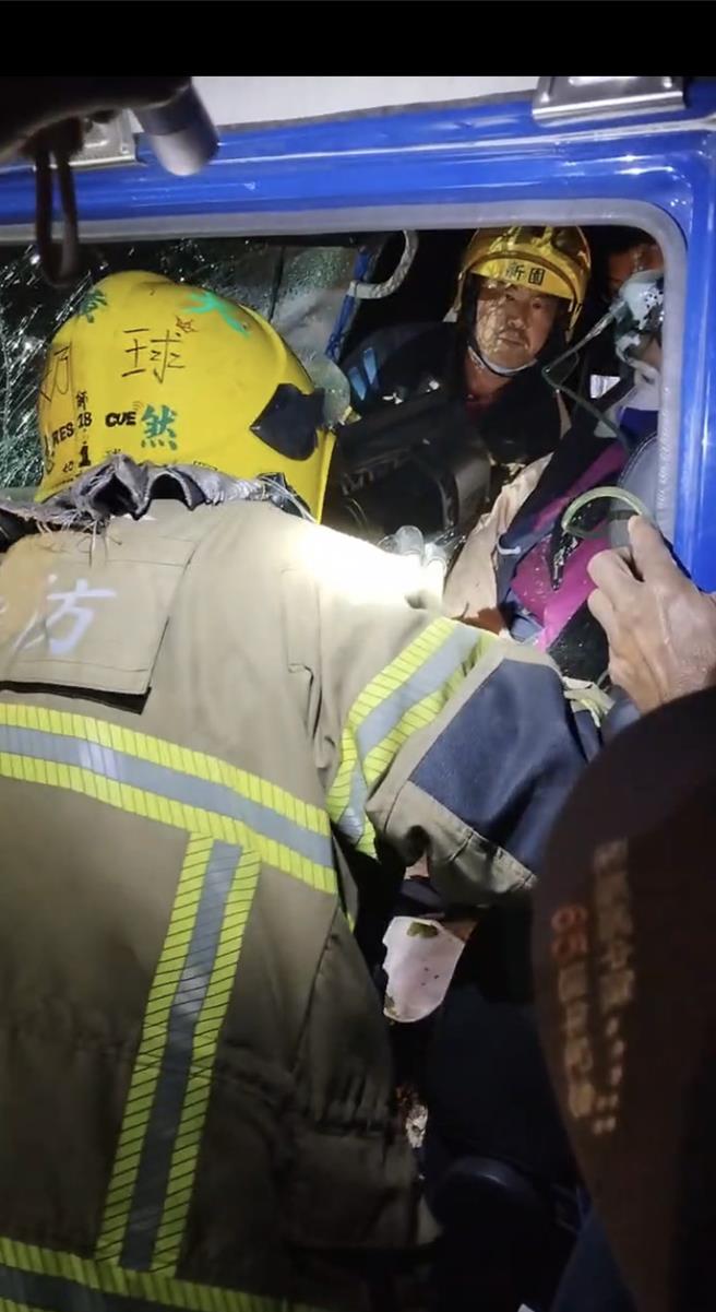 屏东53岁翁男21日晚间行经新园乡妈祖路段时，因闪躲突然衝出来的野狗而自撞电线杆，坐在副驾的王女受困车内痛得不断哀嚎，所幸新园消防分队及时赶赴现场救援，成功协助伤患脱困就医。（屏东消防局提供／谢佳潾屏东传真） 	