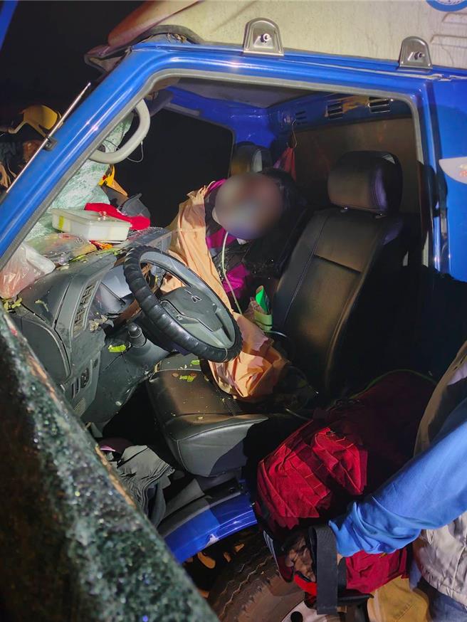 屏东53岁翁男21日晚间行经新园乡妈祖路段时，因闪躲突然衝出来的野狗而自撞电线杆，坐在副驾的王女受困车内痛得不断哀嚎，所幸新园消防分队及时赶赴现场救援，成功协助伤患脱困就医。（屏东消防局提供／谢佳潾屏东传真） 	