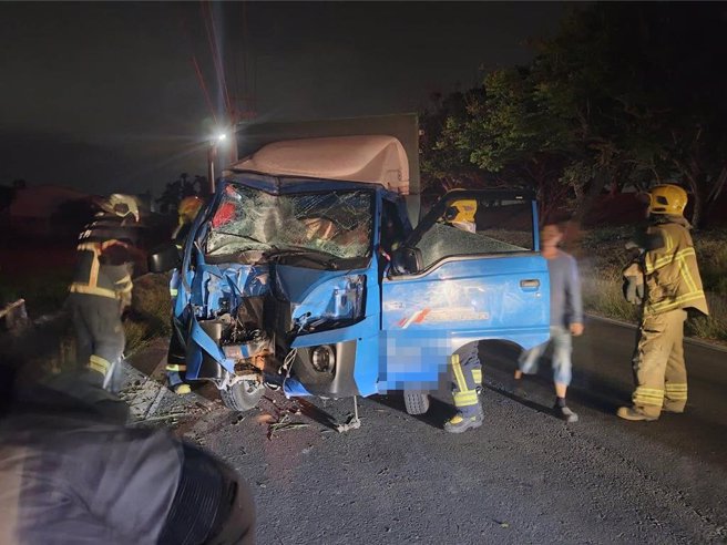 屏东53岁翁男21日晚间行经新园乡妈祖路段时，因闪躲突然衝出来的野狗而自撞电线杆，坐在副驾的王女受困车内痛得不断哀嚎，所幸新园消防分队及时赶赴现场救援，成功协助伤患脱困就医。（屏东消防局提供／谢佳潾屏东传真）