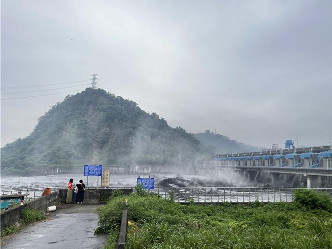 南投縣議員簡千翔說，雲林縣麥寮台塑六輕30年來都使用南投縣集集攔河堰的水資源，到底誰占便宜？（楊靜茹攝）