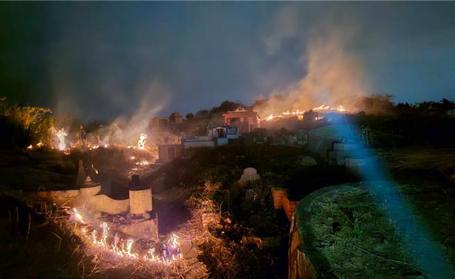 五股孝義路公墓21日晚間發生火警，共3處雜草起火，燃燒面積約150平方公尺。（新北市消防局第二大隊提供／呂健豪新北傳真）