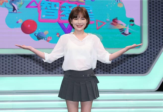 陈沂今趁节目空檔分享告赢郑家纯的喜悦。（粘耿豪摄）