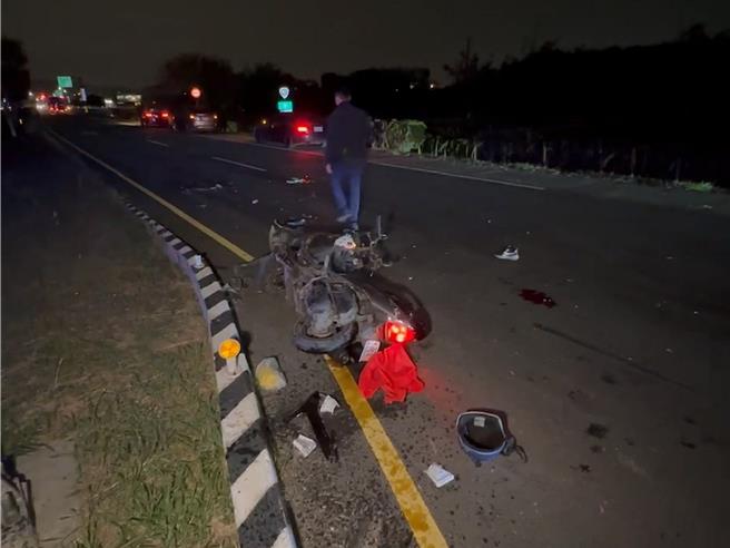 彰化縣和美鎮美港公路與湖竹路路口21日晚間發生機車與自小客車事故，事故機車幾乎全毀。（民眾提供／孫英哲彰化傳真）