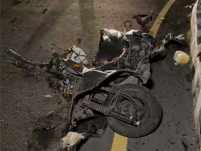 彰化縣和美鎮美港公路與湖竹路路口21日晚間發生機車與自小客車事故，事故機車幾乎全毀。（民眾提供／孫英哲彰化傳真）