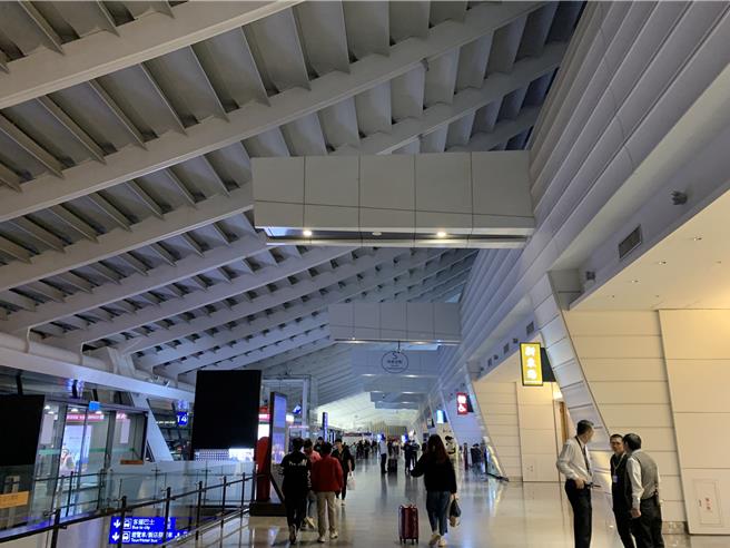 桃園機場響應世界關燈日，23日晚間8時30分至9時30分將調暗2座航廈大廳與部分候機室的照明，表達對地球與環境的關注。（桃機公司提供／陳祐誠台北傳真）