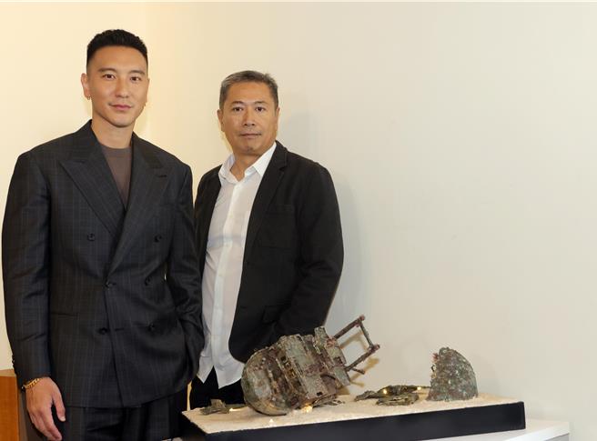 王陽明（左）、李景白透露曾在水下發生什麼意外。（公視《沈睡的水下巨人》提供）