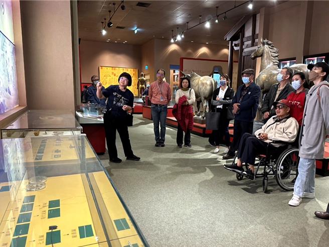 为营造友善环境并鼓励长者走出家门，长安医院、亚洲大学护理学院携手科博馆推出「艺术x博物馆处方笺悠游卡」，自3月起，病友与1名家属可凭卡免费参观常态展，院方已核发出约50张悠游卡。（长安医院提供／潘虹恩台中传真）